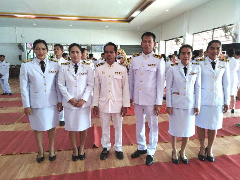 12. ร่วมพิธีทำบุญตักบาตรข้าวสารอาหารแห้ง วางพวงมาลาและจุดเทียนชัยถวายพระพรเนื่องในวันคล้ายวันสวรรคตพระบาทสมเด็จพระจุลจอมเกล้าเจ้าอยู่หัว 