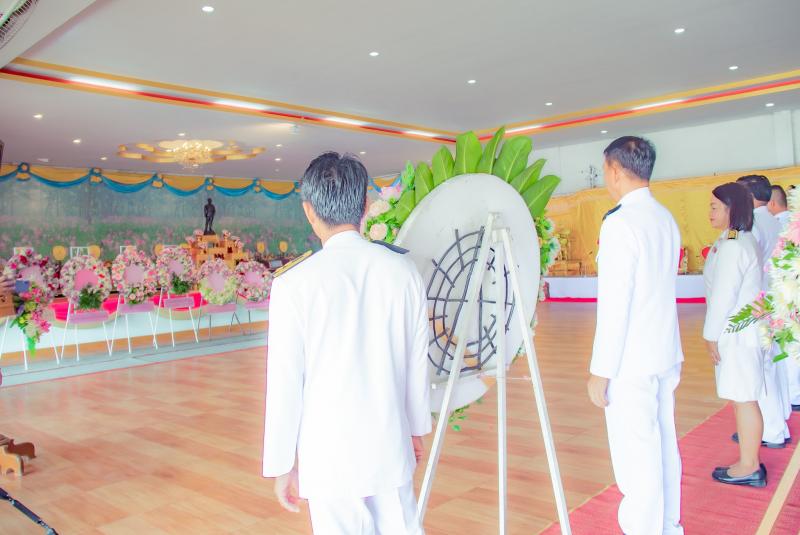 13. ร่วมพิธีทำบุญตักบาตรข้าวสารอาหารแห้ง วางพวงมาลาและจุดเทียนชัยถวายพระพรเนื่องในวันคล้ายวันสวรรคตพระบาทสมเด็จพระจุลจอมเกล้าเจ้าอยู่หัว 