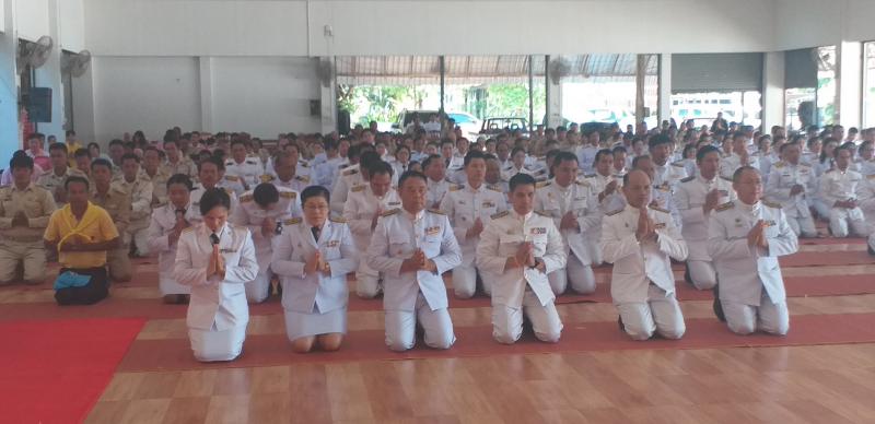 4. ร่วมพิธีทำบุญตักบาตรข้าวสารอาหารแห้ง วางพวงมาลาและจุดเทียนชัยถวายพระพรเนื่องในวันคล้ายวันสวรรคตพระบาทสมเด็จพระจุลจอมเกล้าเจ้าอยู่หัว 