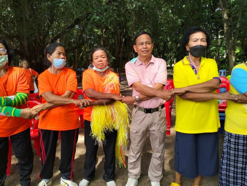 18. สกร.อำเภอบึงสามัคคี ประสานพลังเครือข่ายสาธารณสุข ร้อง เต้น เล่น กีฬา