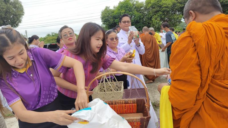 4. เข้าร่วมกิจกรรมทำบุญตักบาตรและวางพานพุ่มเฉลิมพระเกียรติสมเด็จพระราชินีฯ