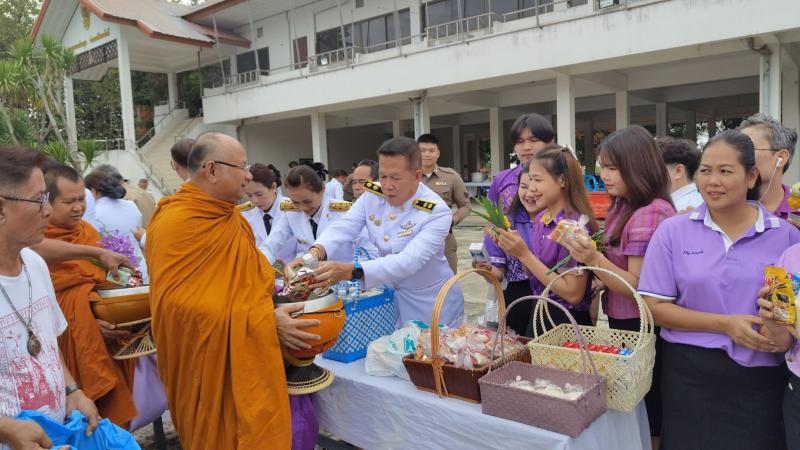 6. เข้าร่วมกิจกรรมทำบุญตักบาตรและวางพานพุ่มเฉลิมพระเกียรติสมเด็จพระราชินีฯ
