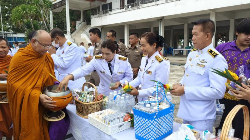 7. เข้าร่วมกิจกรรมทำบุญตักบาตรและวางพานพุ่มเฉลิมพระเกียรติสมเด็จพระราชินีฯ
