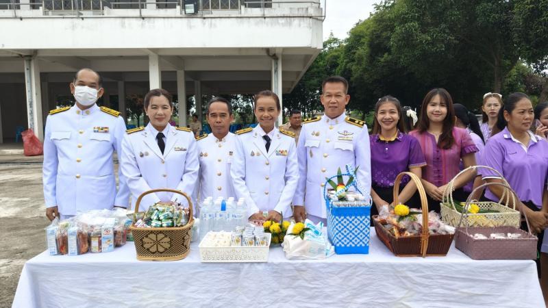 8. เข้าร่วมกิจกรรมทำบุญตักบาตรและวางพานพุ่มเฉลิมพระเกียรติสมเด็จพระราชินีฯ