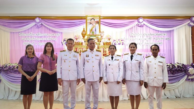 9. เข้าร่วมกิจกรรมทำบุญตักบาตรและวางพานพุ่มเฉลิมพระเกียรติสมเด็จพระราชินีฯ