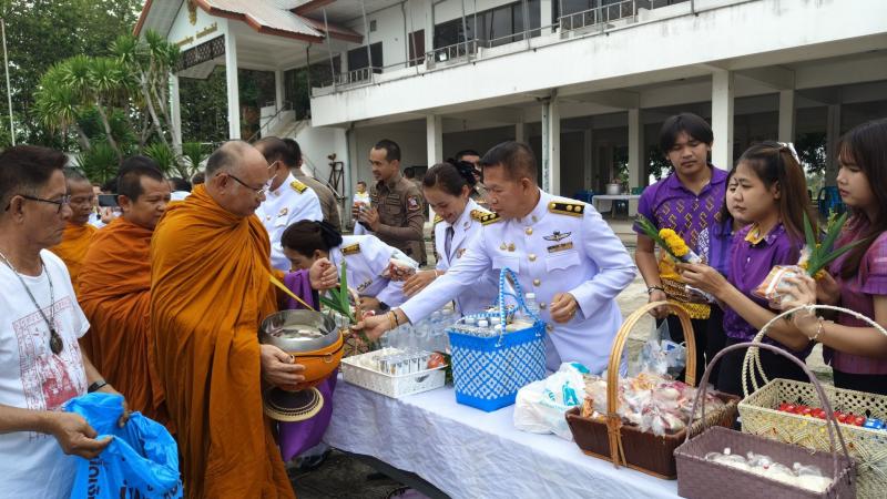 10. เข้าร่วมกิจกรรมทำบุญตักบาตรและวางพานพุ่มเฉลิมพระเกียรติสมเด็จพระราชินีฯ