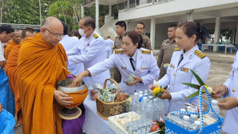 12. เข้าร่วมกิจกรรมทำบุญตักบาตรและวางพานพุ่มเฉลิมพระเกียรติสมเด็จพระราชินีฯ
