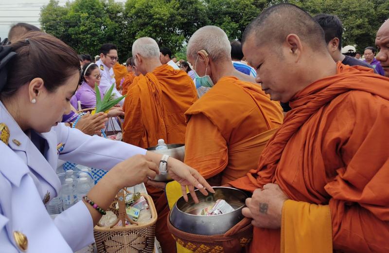 13. เข้าร่วมกิจกรรมทำบุญตักบาตรและวางพานพุ่มเฉลิมพระเกียรติสมเด็จพระราชินีฯ