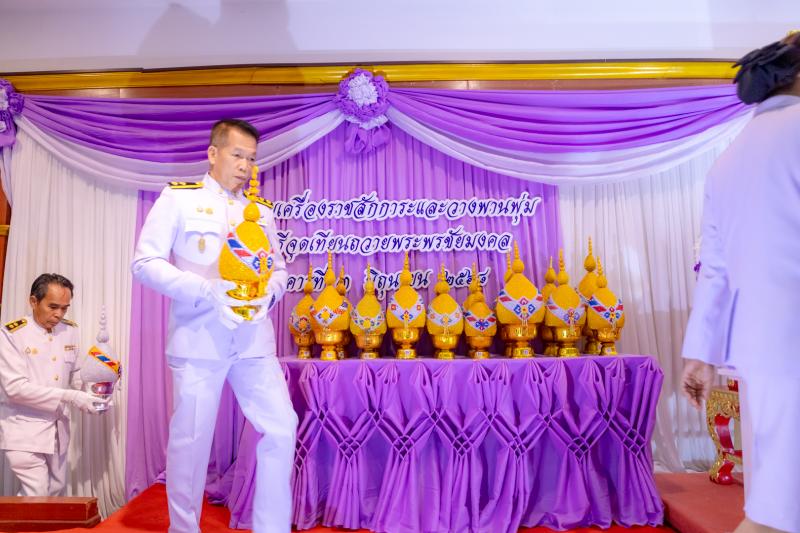 14. เข้าร่วมกิจกรรมทำบุญตักบาตรและวางพานพุ่มเฉลิมพระเกียรติสมเด็จพระราชินีฯ