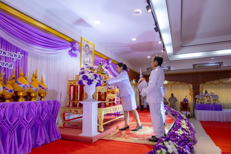 3. เข้าร่วมกิจกรรมทำบุญตักบาตรและวางพานพุ่มเฉลิมพระเกียรติสมเด็จพระราชินีฯ