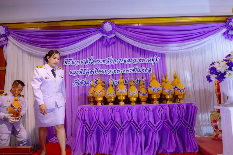 1. เข้าร่วมกิจกรรมทำบุญตักบาตรและวางพานพุ่มเฉลิมพระเกียรติสมเด็จพระราชินีฯ