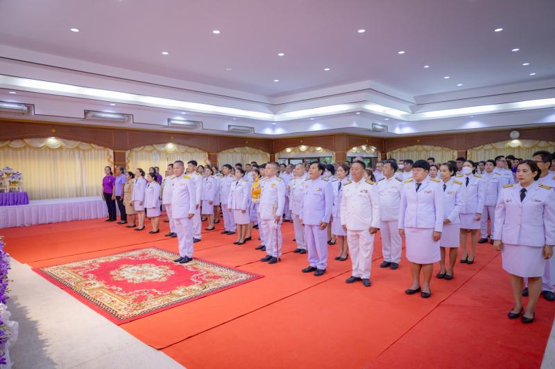 2. เข้าร่วมกิจกรรมทำบุญตักบาตรและวางพานพุ่มเฉลิมพระเกียรติสมเด็จพระราชินีฯ