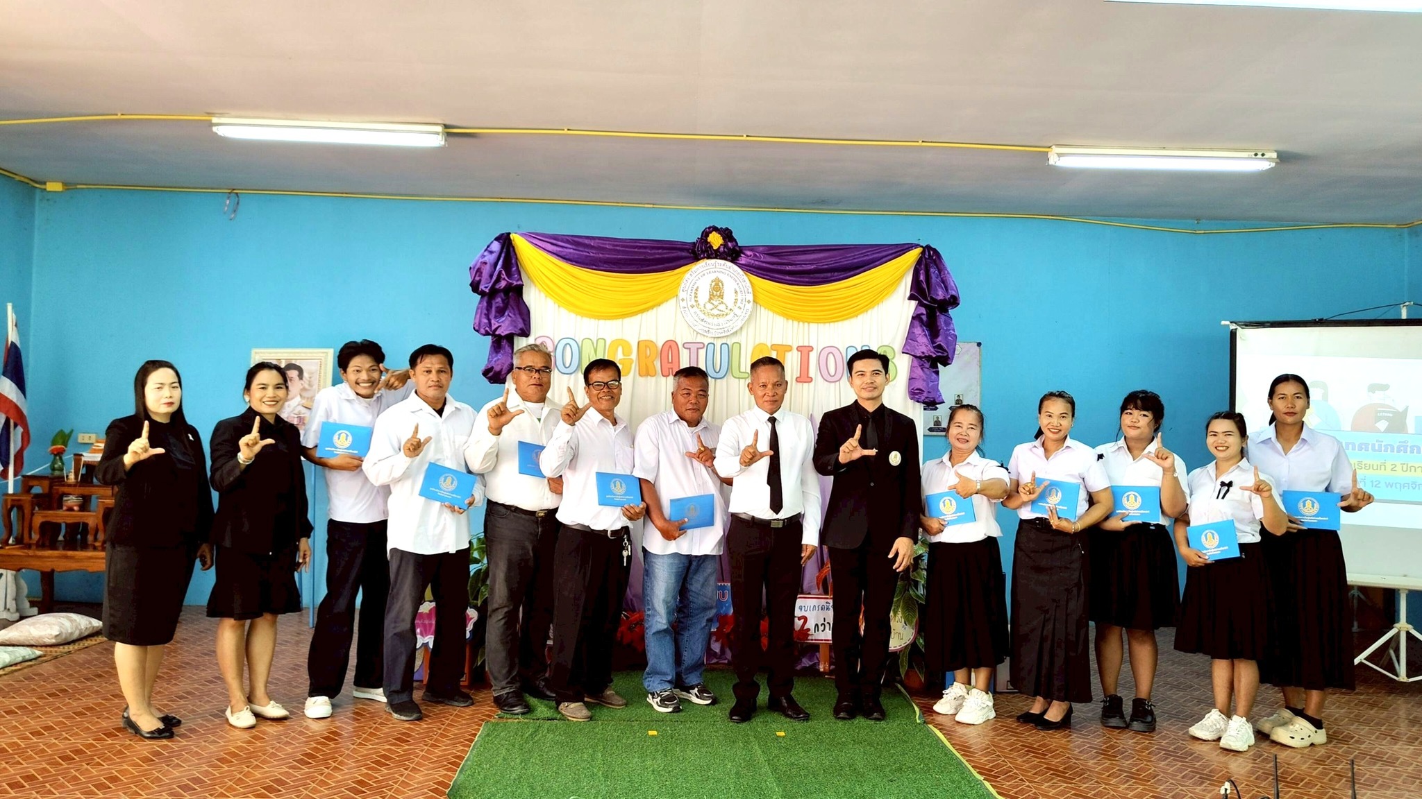 ยินดีกับนักศึกษาที่สำเร็จการศึกษา