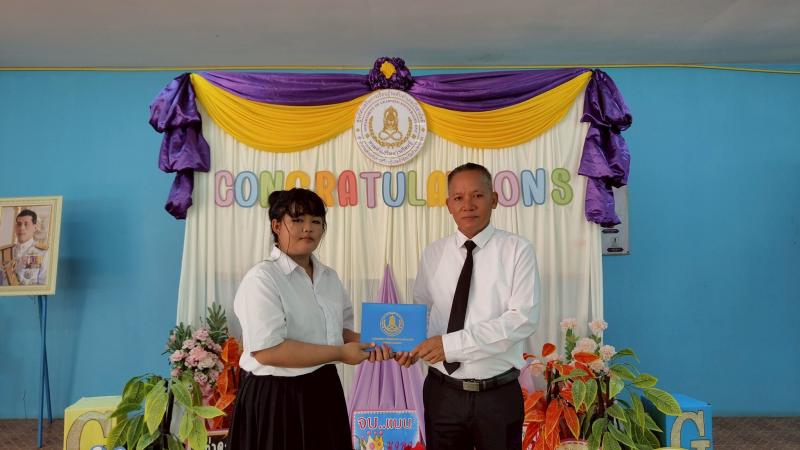 8. ยินดีกับนักศึกษาที่สำเร็จการศึกษา