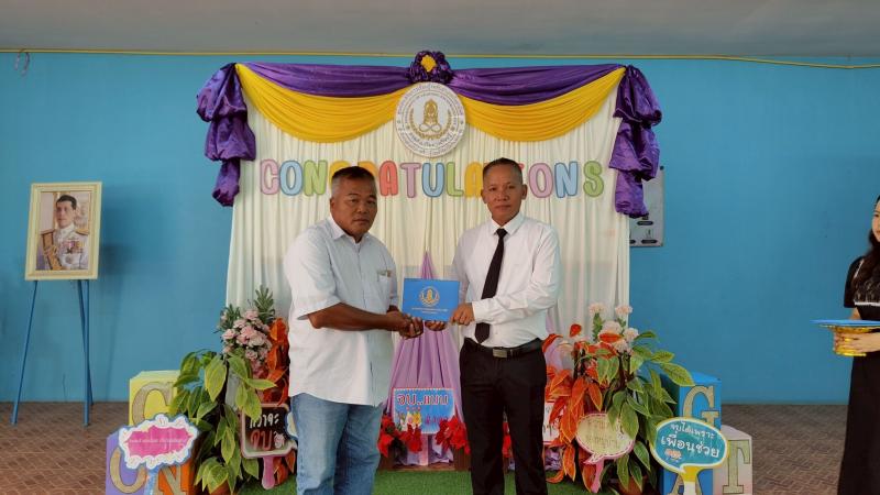 35. ยินดีกับนักศึกษาที่สำเร็จการศึกษา