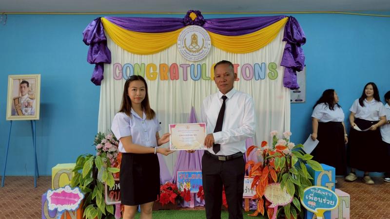 40. ยินดีกับนักศึกษาที่สำเร็จการศึกษา