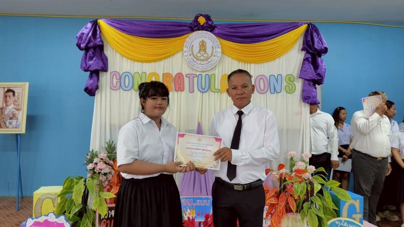 42. ยินดีกับนักศึกษาที่สำเร็จการศึกษา