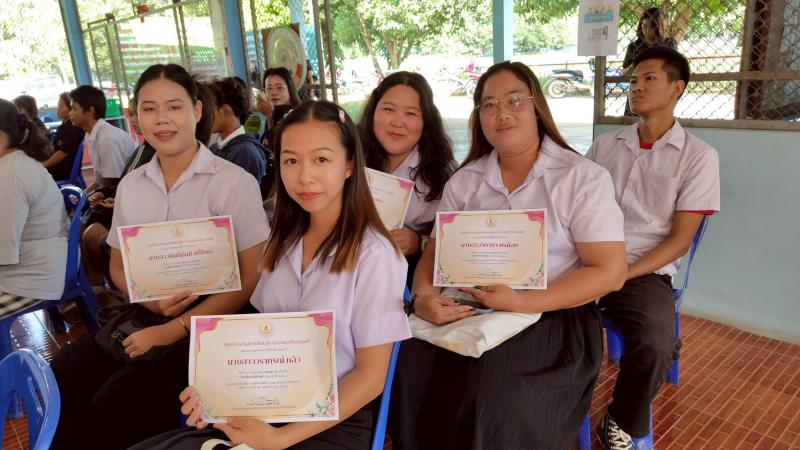 44. ยินดีกับนักศึกษาที่สำเร็จการศึกษา