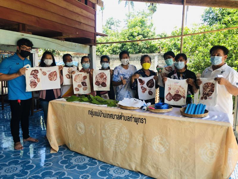 12. หลักสูตรระยะสั้น การทำผ้าพิมพ์ลายใบไม้ จำนวน 31 ชั่วโมง