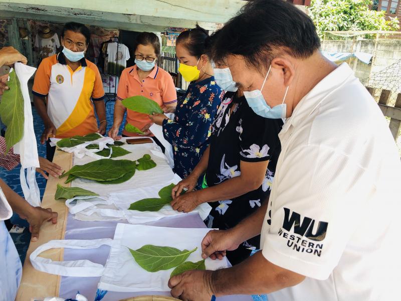 14. หลักสูตรระยะสั้น การทำผ้าพิมพ์ลายใบไม้ จำนวน 31 ชั่วโมง