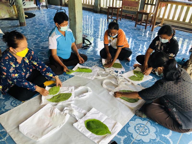 16. หลักสูตรระยะสั้น การทำผ้าพิมพ์ลายใบไม้ จำนวน 31 ชั่วโมง