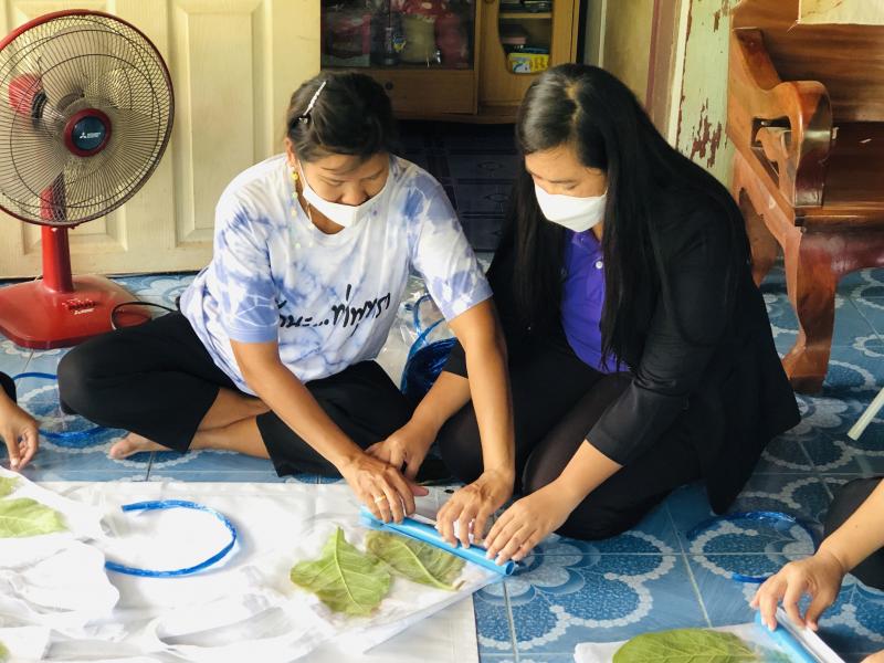 30. หลักสูตรระยะสั้น การทำผ้าพิมพ์ลายใบไม้ จำนวน 31 ชั่วโมง