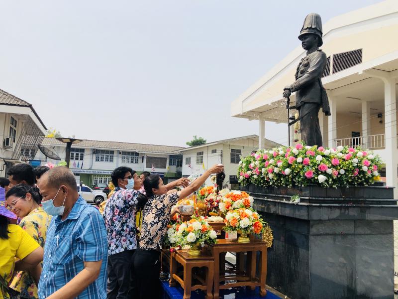 4. รดน้ำดำหัว