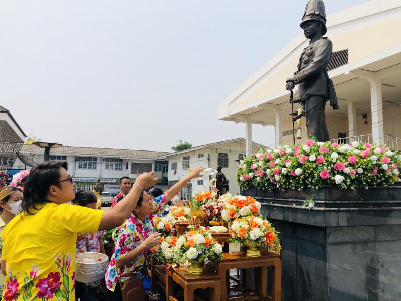 1. รดน้ำดำหัว