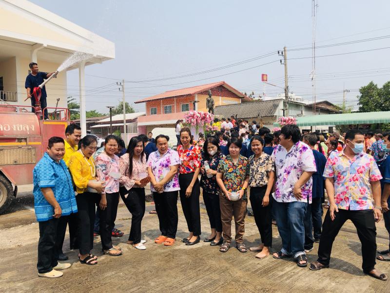 3. รดน้ำดำหัว