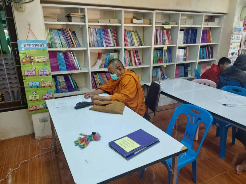 2. พบกลุ่มนักศึกษาลานดอกไม้ตก วัดประเมินผลในรายวิชาภาษาอังกฤษ วิชาสังคม และหลักปรัชญาเศรษฐกิจพอเพียงฯ