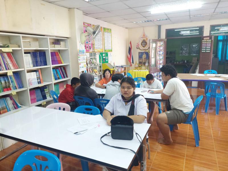 3. พบกลุ่มนักศึกษาลานดอกไม้ตก วัดประเมินผลในรายวิชาภาษาอังกฤษ วิชาสังคม และหลักปรัชญาเศรษฐกิจพอเพียงฯ