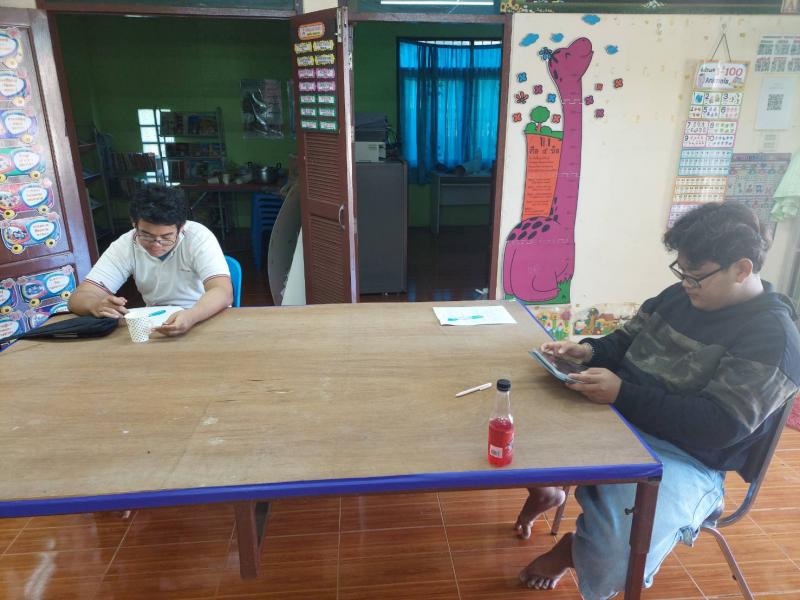 4. พบกลุ่มนักศึกษาลานดอกไม้ตก วัดประเมินผลในรายวิชาภาษาอังกฤษ วิชาสังคม และหลักปรัชญาเศรษฐกิจพอเพียงฯ