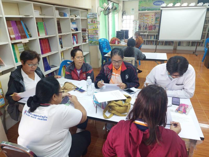 5. พบกลุ่มนักศึกษาลานดอกไม้ตก วัดประเมินผลในรายวิชาภาษาอังกฤษ วิชาสังคม และหลักปรัชญาเศรษฐกิจพอเพียงฯ