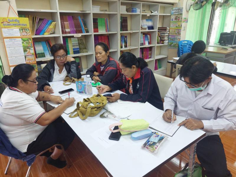 6. พบกลุ่มนักศึกษาลานดอกไม้ตก วัดประเมินผลในรายวิชาภาษาอังกฤษ วิชาสังคม และหลักปรัชญาเศรษฐกิจพอเพียงฯ