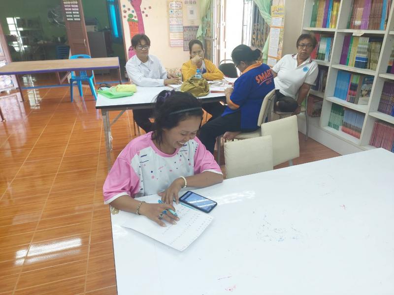 7. พบกลุ่มนักศึกษาลานดอกไม้ตก วัดประเมินผลในรายวิชาภาษาอังกฤษ วิชาสังคม และหลักปรัชญาเศรษฐกิจพอเพียงฯ