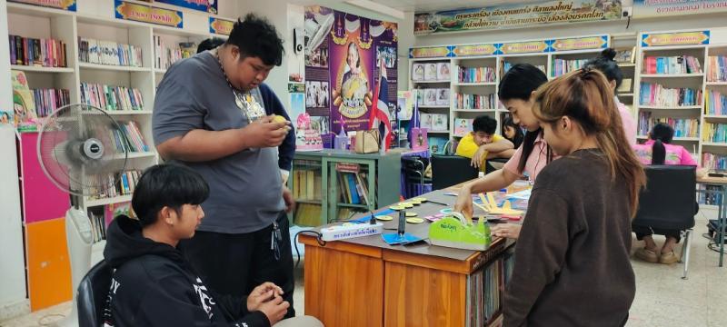 1. พบกลุ่มนักศึกษาตำบลเพชรชมภู ผลิตสื่อการเรียนการสอน