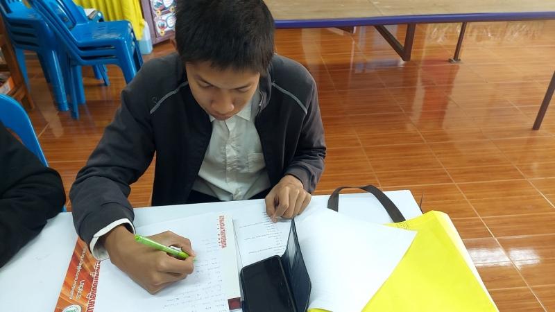 3. พบกลุ่มนักศึกษาตำบลลานดอกไม้ตก ฝึกทำแบบทดสอบย่อยรายวิชาภาษาอังกฤษ และวิชาสังคมฯ