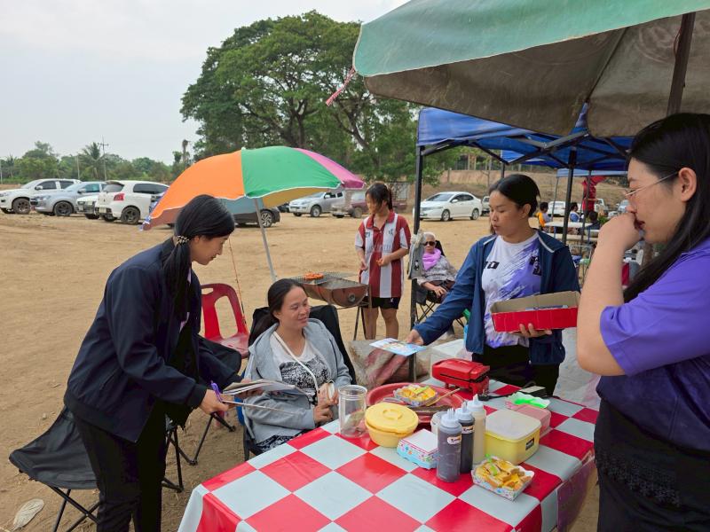 3. กิจกรรมพัฒนาห้องสมุดเคลื่อนที่ชาวตลาด ที่ตลาดนักบ้านท่านา ตำบลเพชรชมภู วันที่ 4 เมษายน 2568