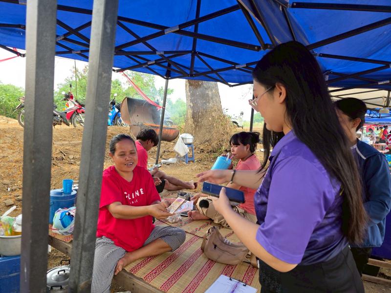 4. กิจกรรมพัฒนาห้องสมุดเคลื่อนที่ชาวตลาด ที่ตลาดนักบ้านท่านา ตำบลเพชรชมภู วันที่ 4 เมษายน 2568