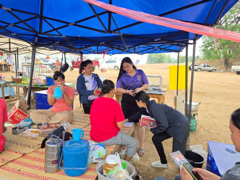 5. กิจกรรมพัฒนาห้องสมุดเคลื่อนที่ชาวตลาด ที่ตลาดนักบ้านท่านา ตำบลเพชรชมภู วันที่ 4 เมษายน 2568