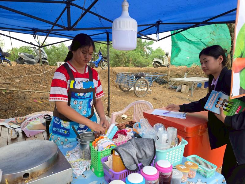 6. กิจกรรมพัฒนาห้องสมุดเคลื่อนที่ชาวตลาด ที่ตลาดนักบ้านท่านา ตำบลเพชรชมภู วันที่ 4 เมษายน 2568