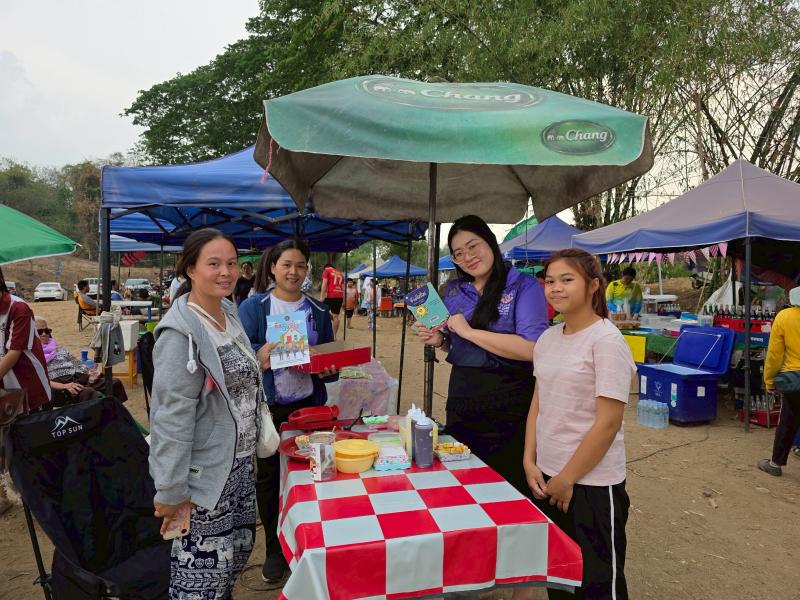 7. กิจกรรมพัฒนาห้องสมุดเคลื่อนที่ชาวตลาด ที่ตลาดนักบ้านท่านา ตำบลเพชรชมภู วันที่ 4 เมษายน 2568