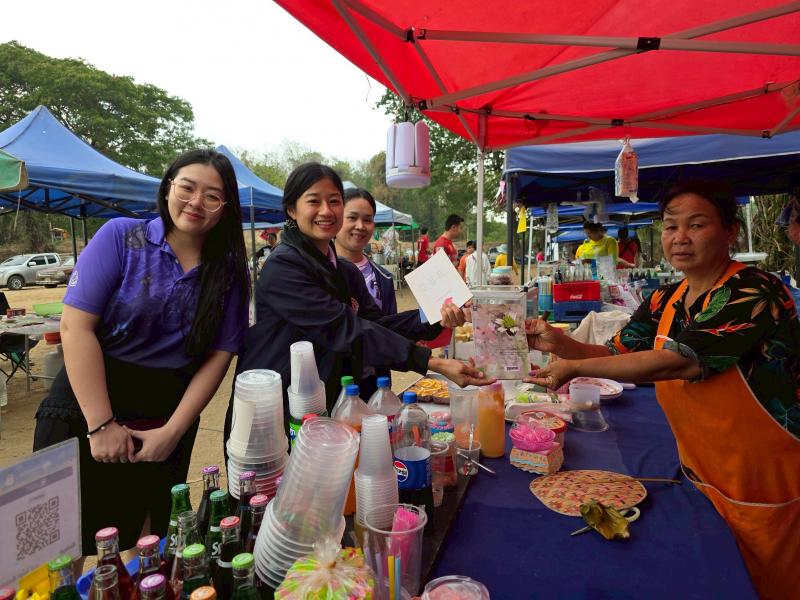 8. กิจกรรมพัฒนาห้องสมุดเคลื่อนที่ชาวตลาด ที่ตลาดนักบ้านท่านา ตำบลเพชรชมภู วันที่ 4 เมษายน 2568