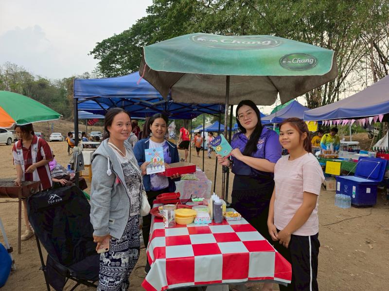 9. กิจกรรมพัฒนาห้องสมุดเคลื่อนที่ชาวตลาด ที่ตลาดนักบ้านท่านา ตำบลเพชรชมภู วันที่ 4 เมษายน 2568