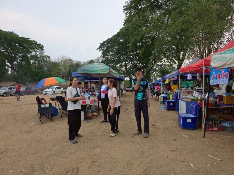 11. กิจกรรมพัฒนาห้องสมุดเคลื่อนที่ชาวตลาด ที่ตลาดนักบ้านท่านา ตำบลเพชรชมภู วันที่ 4 เมษายน 2568