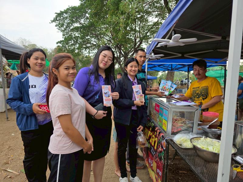 12. กิจกรรมพัฒนาห้องสมุดเคลื่อนที่ชาวตลาด ที่ตลาดนักบ้านท่านา ตำบลเพชรชมภู วันที่ 4 เมษายน 2568