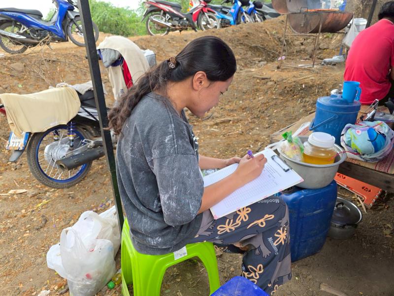 13. กิจกรรมพัฒนาห้องสมุดเคลื่อนที่ชาวตลาด ที่ตลาดนักบ้านท่านา ตำบลเพชรชมภู วันที่ 4 เมษายน 2568