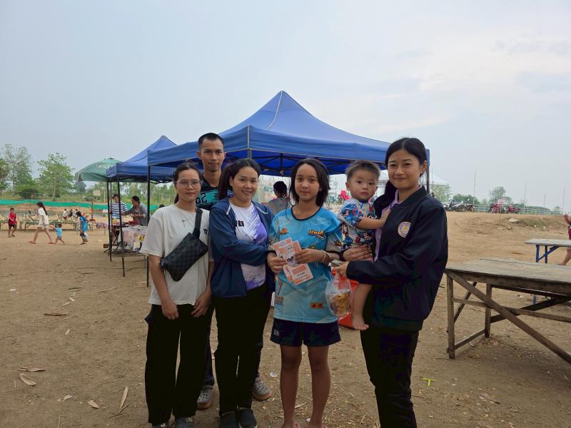 14. กิจกรรมพัฒนาห้องสมุดเคลื่อนที่ชาวตลาด ที่ตลาดนักบ้านท่านา ตำบลเพชรชมภู วันที่ 4 เมษายน 2568