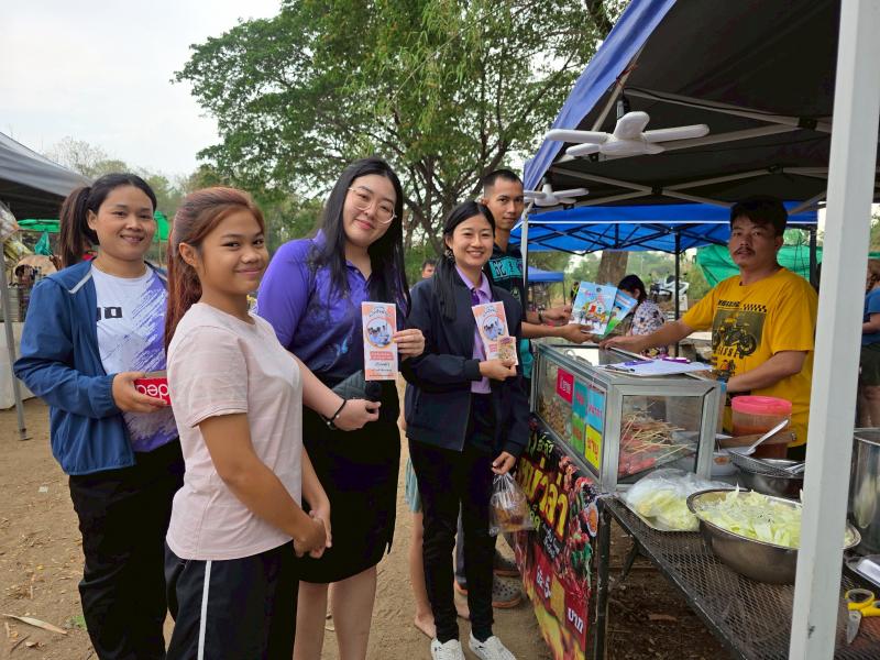 15. กิจกรรมพัฒนาห้องสมุดเคลื่อนที่ชาวตลาด ที่ตลาดนักบ้านท่านา ตำบลเพชรชมภู วันที่ 4 เมษายน 2568