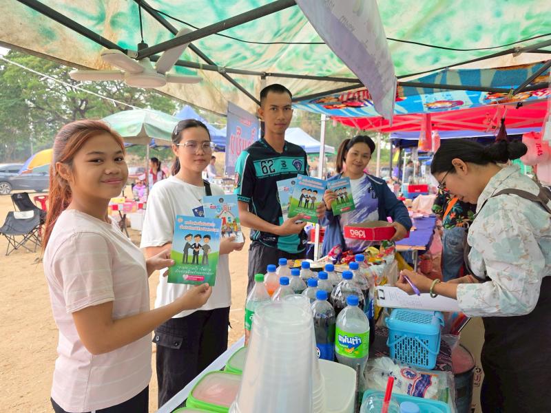 16. กิจกรรมพัฒนาห้องสมุดเคลื่อนที่ชาวตลาด ที่ตลาดนักบ้านท่านา ตำบลเพชรชมภู วันที่ 4 เมษายน 2568